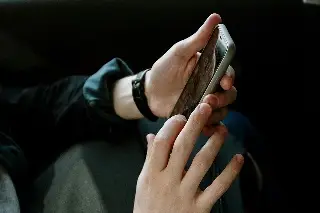 Imagen ¿Deberías ponerle una cinta a la cámara de tu celular para evitar espionaje?