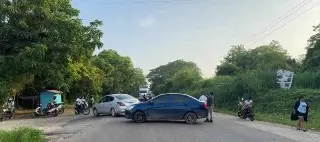 Imagen Bloquean la carretera Costera del Golfo en demanda de restablecimiento de luz en Acayucan