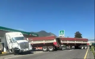 Imagen Cierran la autopista Ciudad Mendoza-Córdoba, tráiler casi se estrella contra gasolinera