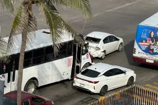 Imagen Camión urbano choca contra carro en bulevar de Veracruz
