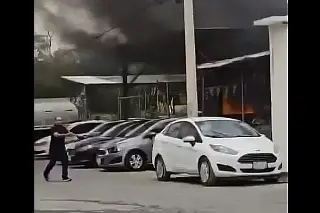 Imagen Deja 4 muertos y vehículos incendiados ataque a negocio en Monterrey