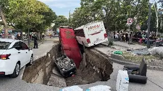 Tremendo socavón en Guadalajara, caen 3 autos; un bebé, entre los lesionados