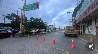 Imagen Cierre vial en JB Lobos por caída de postes de CFE