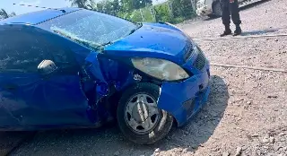Imagen Vehículo se queda parado en las vías y lo arrastra el tren en Veracruz 