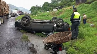 Imagen Se registra aparatosa volcadura de camioneta en autopista de Veracruz 