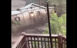 Río se desborda por fuertes lluvias y arrastra casa en Nuevo México (+Video)