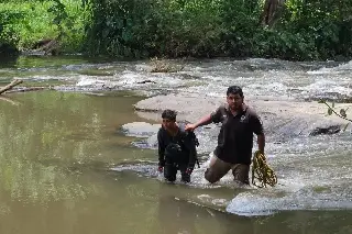 Imagen Recuperan cuerpos de dos jóvenes que cayeron a cascada Tomata, en Tlapacoyan
