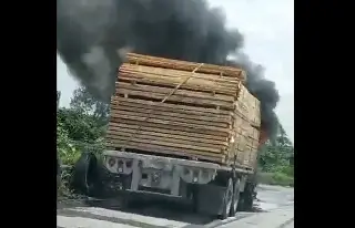 Se incendia camión con madera en el Kilómetro 13.5, en Veracruz 