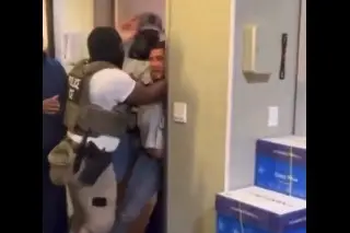 Detención de migrante en centro médico con agentes enmascarados causa indignación en EU