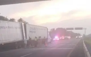 Cierre vial por accidente en autopista de Veracruz