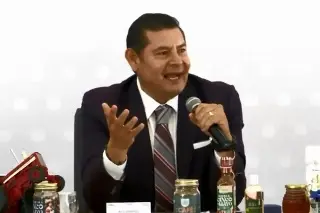 Gobernador de Puebla le truena los dedos a secretaria de Turismo y luego se disculpa (+Video)
