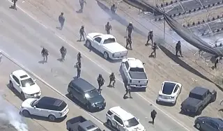 Manifestantes se enfrentan a agentes federales durante redada en una granja en California