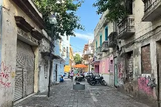Remodelarán callejones de Veracruz y reubican bancas antiguas del zócalo