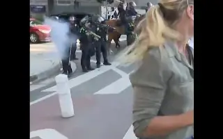 Imagen Juez prohíbe a Policía de Los Ángeles usar armas no letales contra reporteros en protestas