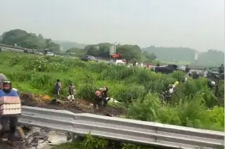 Imagen Rapiña de cervezas tras la volcadura de un tráiler en el entronque Tinaja- Veracruz