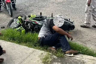 Deja tres lesionados choque de motos en colonia de Veracruz