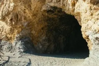 Imagen Mujer rusa y sus hijas son halladas viviendo en cueva de la India