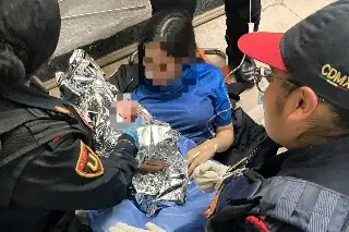 Imagen Policías ayudan a joven madre a dar a luz en Metro de CDMX