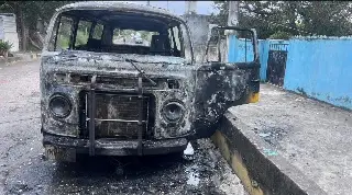 Imagen Se incendia una combi en calles del puerto de Veracruz