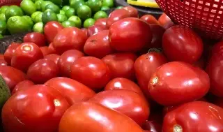 México deberá pagar un arancel del 17% por la exportación del jitomate, confirma Ebrard