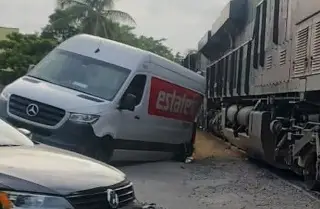 Imagen Locomotora impacta a camioneta de mensajería en fraccionamiento de Veracruz 