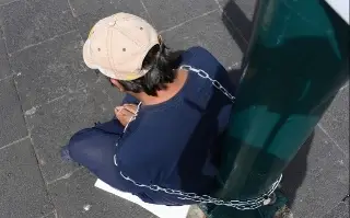  Hombre se encadena y declara huelga de hambre en Xalapa, Veracruz; es por esta razón