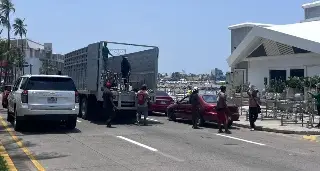 Imagen Trabajan a marchas forzadas para concluir el retiro de las gradas en el bulevar Ávila Camacho de Veracruz 