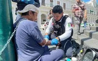 Imagen Hombre encadenado en Plaza Lerdo sufre deshidratación; rechaza atención médica