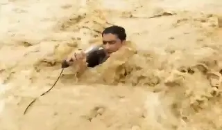 Transmite en vivo con el agua hasta el cuello en inundaciones de Pakistán (+Video)