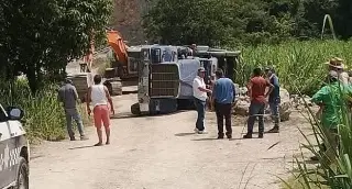 Hombre queda atrapado tras aparatoso choque en Amatlán, Veracruz; lo reportan grave