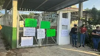 Padres de familia toman escuela primaria en Xalapa, Veracruz; esto exigen 