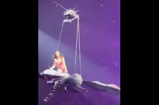 Imagen Cantante Katy Perry, a punto de caer sobre su público (+Video)