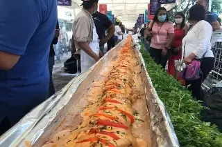 Imagen Santa Ana 2025: Así se prepara el filete relleno de mariscos y torito gigante 