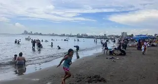 Imagen Así se encuentra este inicio de vacaciones la playa de Villa del Mar en Veracruz