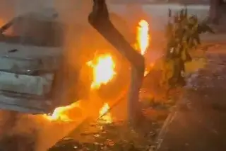 Imagen Incendian dos vehículos estacionados frente a casa en Coatzacoalcos, Veracruz