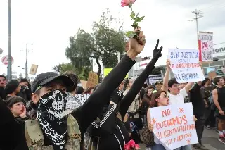 Imagen Marcha contra la gentrificación entre policías, negocios cerrados y vandalismo de encapuchados