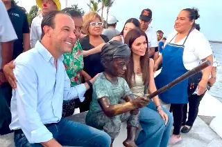 Imagen Develan escultura en la reinauguración de la Plaza Banderas en Boca del Río 