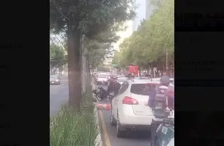 Imagen Pareja de motociclistas choca con auto y salen proyectados; muere mujer en CDMX