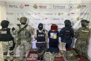 Imagen Detienen a mujer con equipo táctico y drogas en Hueyapan de Ocampo 