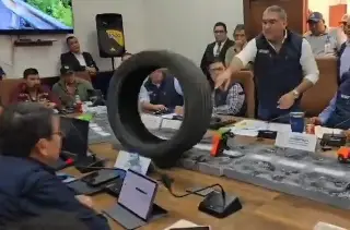 Imagen Le avienta llanta a funcionario por malas condiciones de carreteras en Guatemala (+Video)