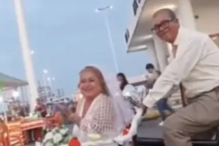 Imagen ¡Que viva el amor! Pareja celebra 25 años de matrimonio en un triciclo en Veracruz 