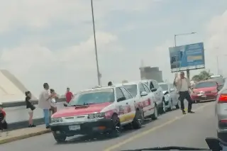 Imagen Carambola de 4 autos en el Puente Morelos provoca caos vial