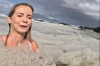 Imagen Influencer nada con 'espuma marina' pero eran aguas negras con heces fecales (+Video)