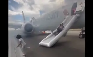 Imagen Se incendia avión de American Airlines en aeropuerto de Denver; evacuan a pasajeros (+Video)