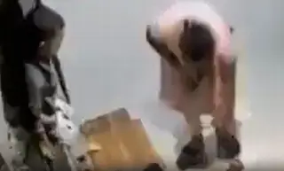 Imagen Niña de 4 años cae por ventana del piso 12 en la India. Esto hizo su mamá (+Video)