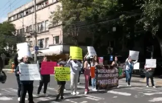 Imagen Locatarios bloquean calles de la CDMX