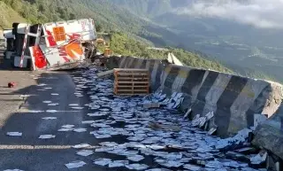 Imagen Identifican a chofer que murió prensado en autopista de Veracruz 