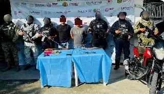 Imagen Papantla: Caen dos con arma de fuego, dogas y moto tras cateo