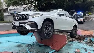 Imagen Se queda dormido, pierde el control de auto y se sube a fuente de Polanco (+Video)