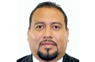 Imagen Diputado de Morena genera críticas al votar en comisiones desde un avión